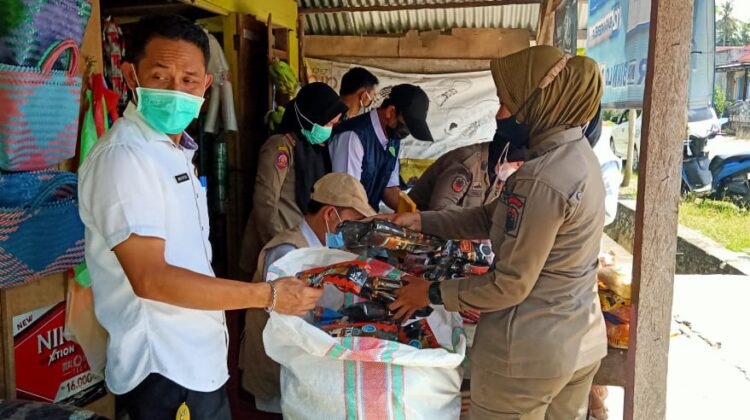 Wah, Di Kalaena Pun Pedagang Jual Makanan Kadaluarsa, 3 Karung Ditemukan