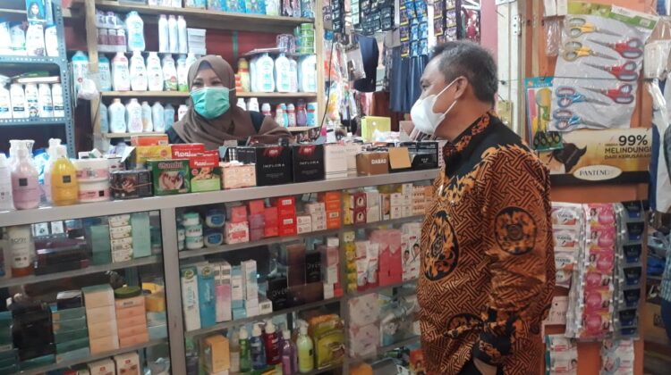 Pantau Harga Bahan Pokok di Pasar Malili, Bupati Lutim Bilang Ini