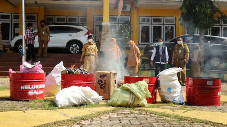 Timwas Obat dan Makanan Lutim Musnahkan Barang Kadaluarsa