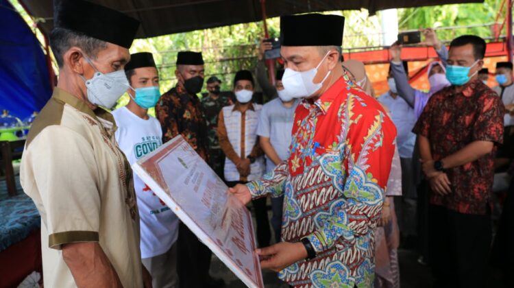 Bupati Lutim Serahkan Sejumlah Bantuan di Desa Burau Pantai