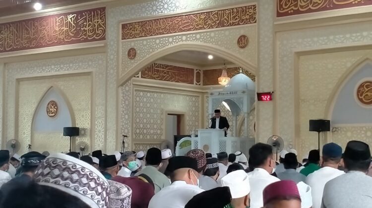 Di Khutbah Idul Fitri, Bupati Lutim Ajak Warga Doakan Mendiang Husler