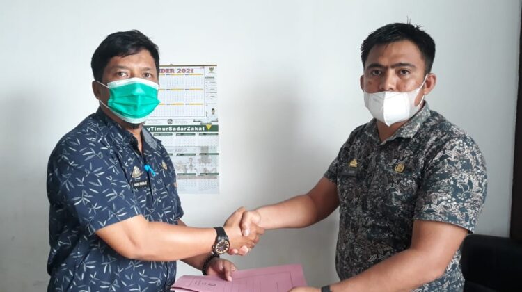 Adi Safaat (kiri) saat mengembalikan formulir pendaftaran Calon Ketua AFK Luwu Timur