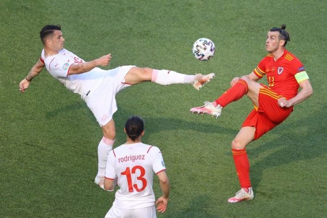 
					Bale berebut bola dengan pemain Swiss. Gambar (kompas.com)