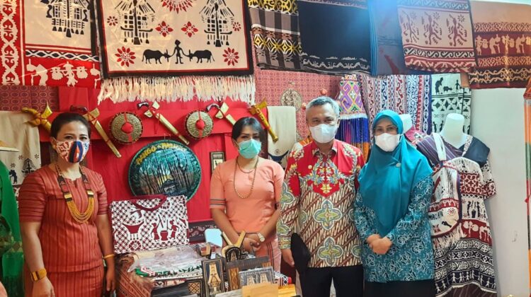 Budiman Kunjungi Stand Lutim di Pameran UP2K PKK Sulsel