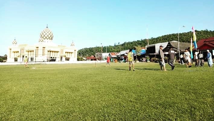 Warga Balantang Laksanakan Sholat Idul Adha di Lapangan Birawa