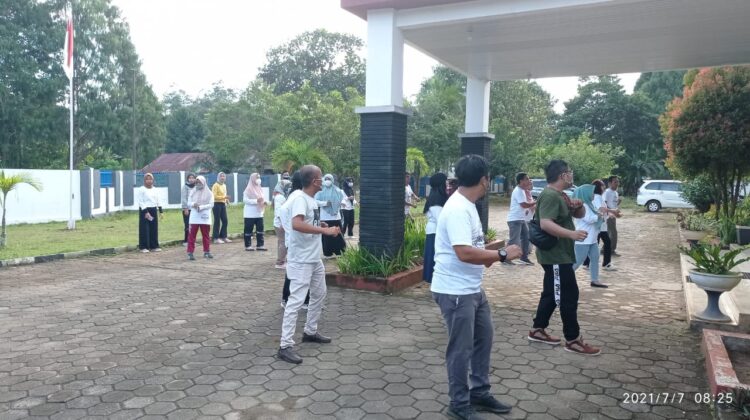 Senam pagi di halaman kantor dinas kominfo