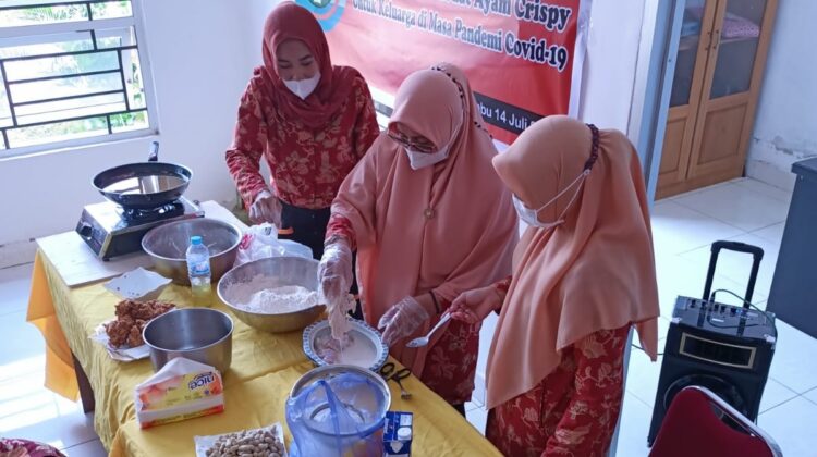 DWP Luwu Timur Pelatihan Ajari Ibu-ibu Bikin Ayam Krispi