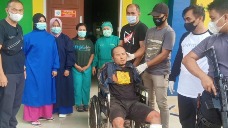 Pelaku Curat (duduk) sesaat setelah dirawat intensif karena mengalami luka tembak pada bagian kaki