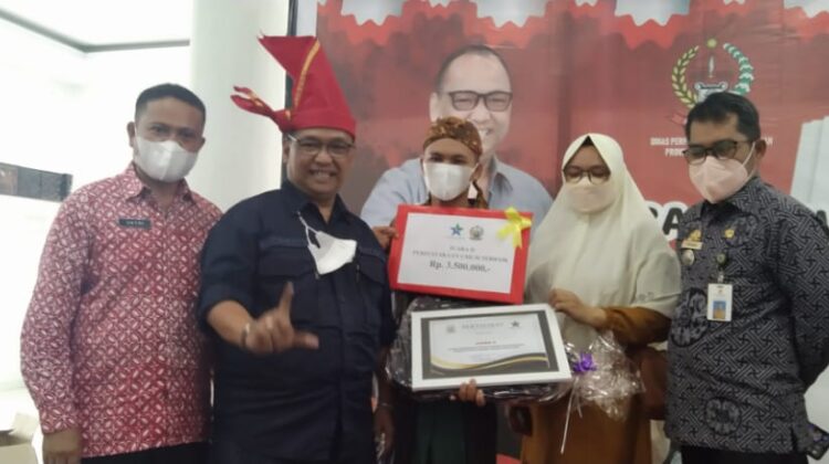 Perpustakaan di Lutim Terima Penghargaan Dari Provinsi