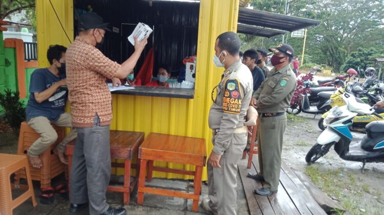 Sosialisasi Penerapan PPKM di Wotu, Petugas Datangi Warga