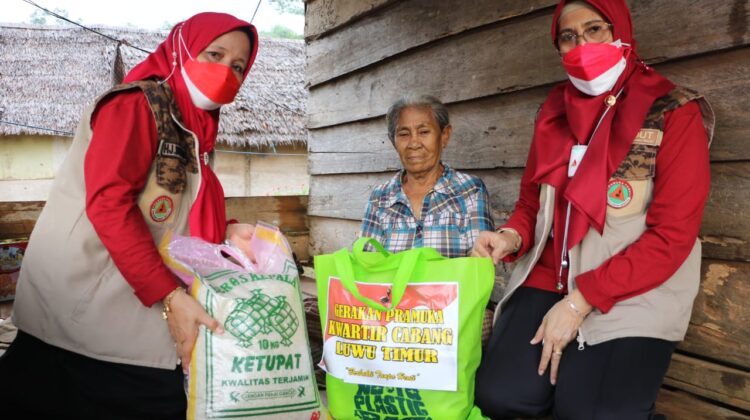 Kwarcab Pramuka Lutim Bagi Sembako ke Warga Kurang Mampu