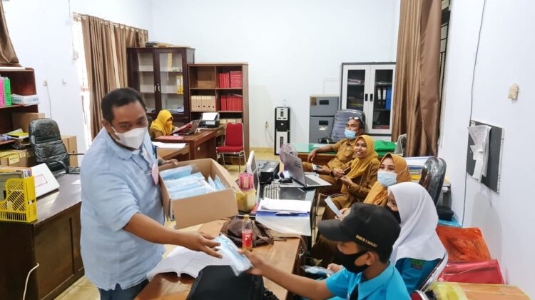 PT.CLM Sasar Perkantoran di Malili Bagikan Masker
