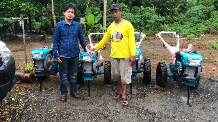 CLM Serahkan Bantuan 4 Unit Hand Traktor Untuk Warga Pongkeru
