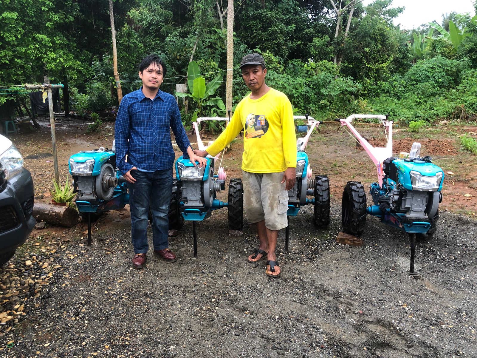 CLM Serahkan Bantuan 4 Unit Hand Traktor Untuk Warga Pongkeru