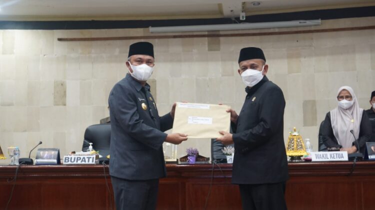 Paripurna DPRD Lutim, Bupati Serahkan KUA PPAS