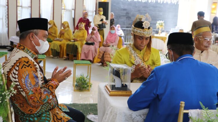 Bupati Lutim Jadi Saksi Pernikahan Warga Palopo