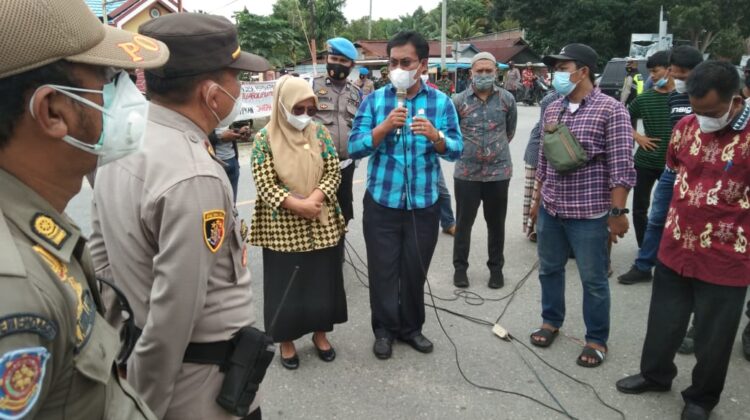 Anggota DPRD Lutim Temui Warga Demo