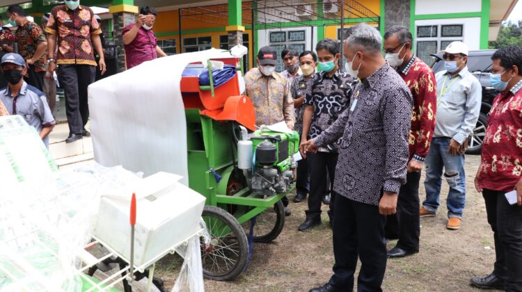 Serahkan Bantuan Alsintan, Bupati : Jaga dan Peliharalah Dengan Baik
