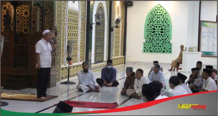 Usai Sholat Berjamaah, Budiman Silaturahmi Bersama Jamaah Masjid At-Taqwa