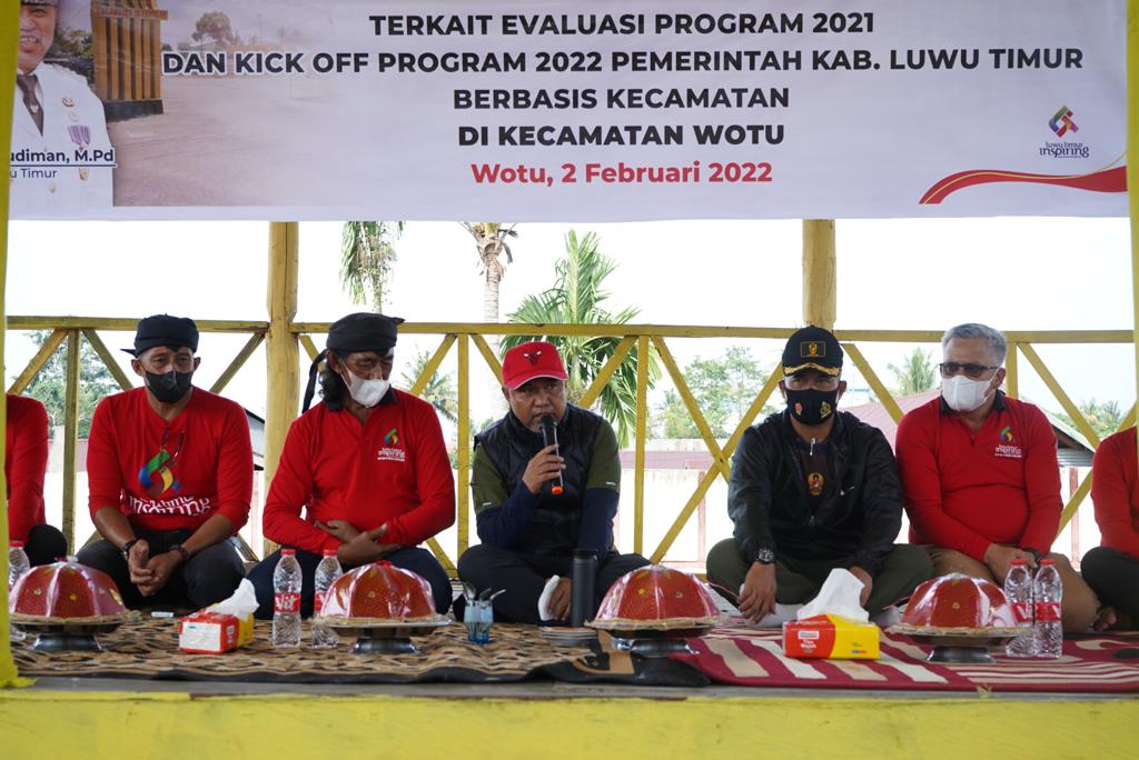 Bupati Luwu Timur (Lutim), H. Budiman melakukan silaturahmi dengan pemangku adat Kecamatan Wotu, di Baruga Tana Bangkalae, Rabu (02/02/2022).
