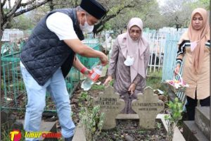 Usai Lebaran, Bupati dan Istri Nyekar ke Makam Orang Tua di Makassar