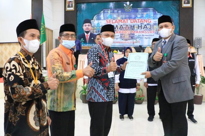 
					Bupati Luwu Timur Serahkan Secara Resmi JCH Luwu Timur Ke PPIH Embarkasi Makassar