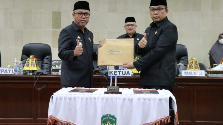 Bupati Lutim Serahkan Ranperda Pertanggungjawaban Pelaksanaan APBD TA. 2021 Ke DPRD