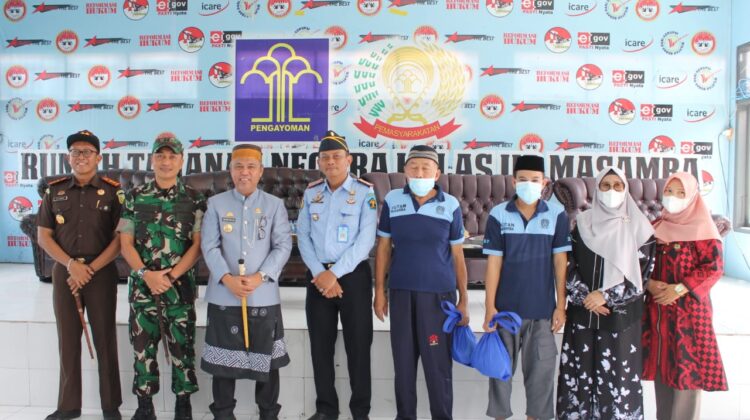Budiman Serahkan Daging Qurban Bagi Warga Lutim di Rutan Masamba