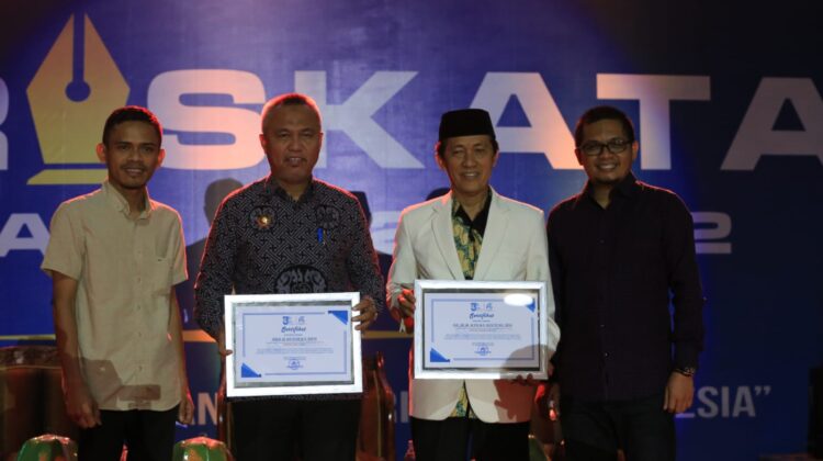 Hadiri HUT Ke-3 Teraskata.com, Bupati Budiman Terima Penghargaan