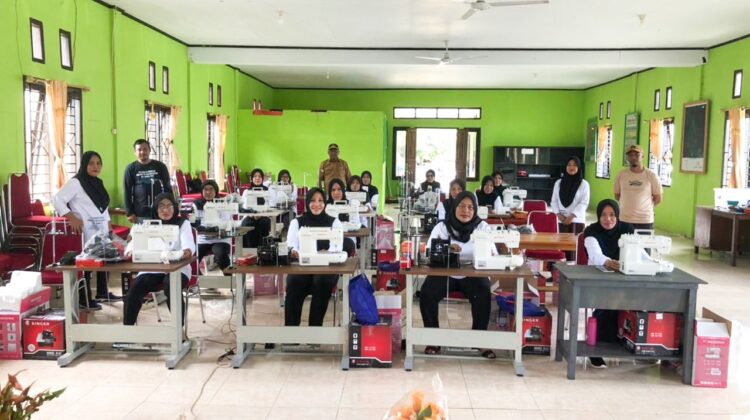 PT Vale Bekali Keterampilan Menjahit Perempuan pada Area Pemberdayaan