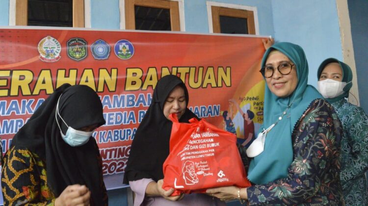Sambangi Lima Desa di Towuti, Sufriaty Beri Bantuan Makanan Tambahan Untuk Balita Kategori Stunting