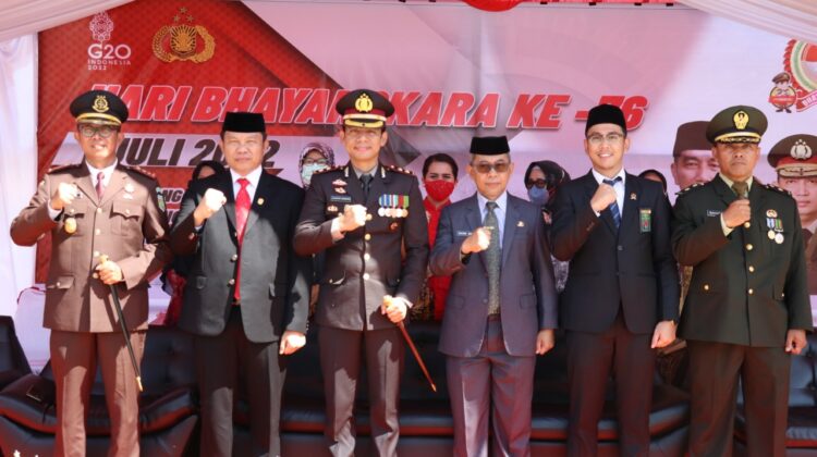 Sekda Lutim Bersama Forkopimda Ikuti Upacara Peringatan HUT Bhayangkara Ke-76 Secara Virtual