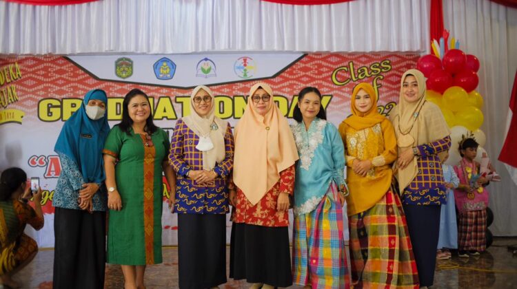 Ketua TP PKK Lutim Hadiri Penamatan dan Perpisahan Anak Didik TK B PAUD Bina Mandiri