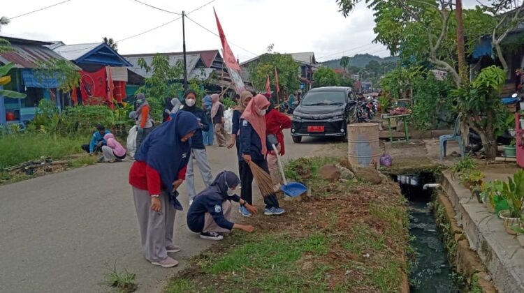 Kolaborasi Pemdes dan Warga Baruga, Diskominfo-SP Lutim Aksi Bersih Lingkungan