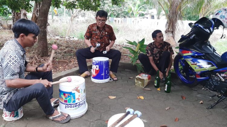 Kadis Kominfo-SP Latihan Pukul Beduk Pakai Ember Bekas