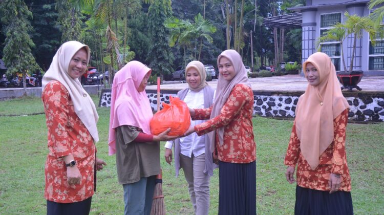 DWP Sekretariat DPRD Luwu Timur Bagi Sembako