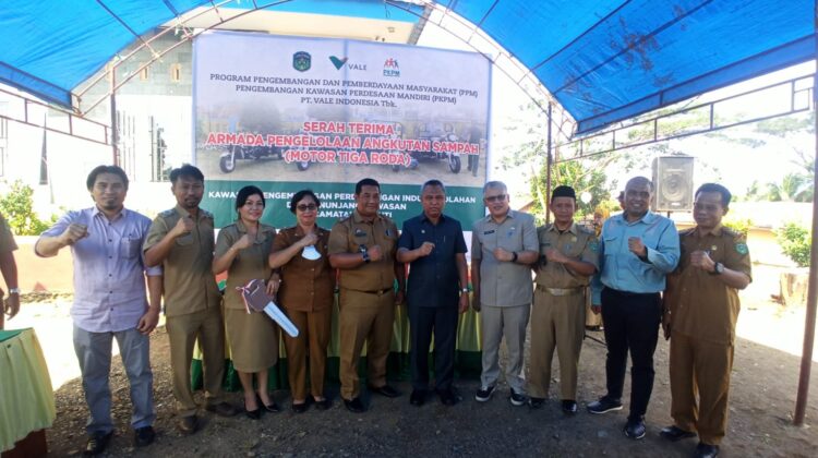 Bupati Budiman Serahkan 8 Armada Sampah Program PKPM PT. Vale