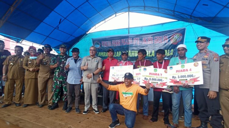 Bupati Luwu Timur Tutup Lomba Bala-Bala di Pantai Siuone