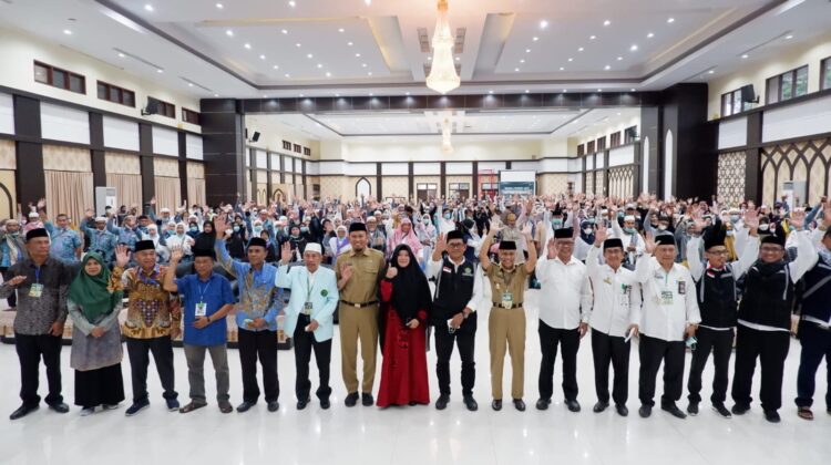 Asisten Pemerintahan dan Kesra Terima Jama’ah Haji Luwu Timur dari PPIH Sulsel