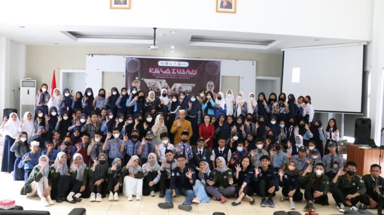 Rapiuddin Tahir Buka Pelatihan Bagi PIK Remaja Lutim 2022