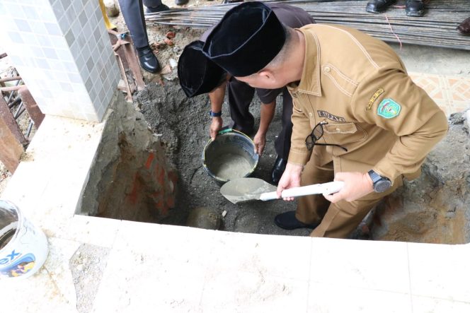 
					Bupati Lutim Letakkan Batu Pertama Pembangunan Masjid Al Falah