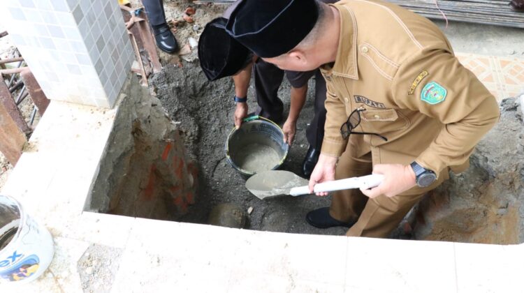Bupati Lutim Letakkan Batu Pertama Pembangunan Masjid Al Falah