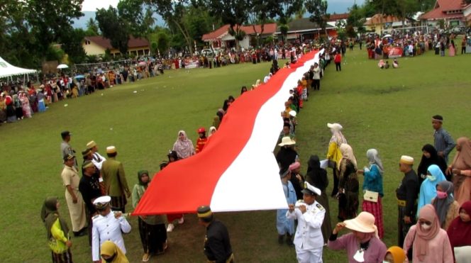 
					Karnaval Budaya di Kalaena, Peserta Bentangkan Bendera Merah Putih Sepanjang 77 Meter