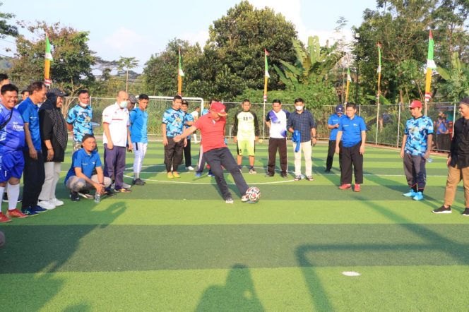 
					Tendangan Bola Bupati, Tandai Pembukaan Turnamen Futsal Ukhuwah Islamiyah