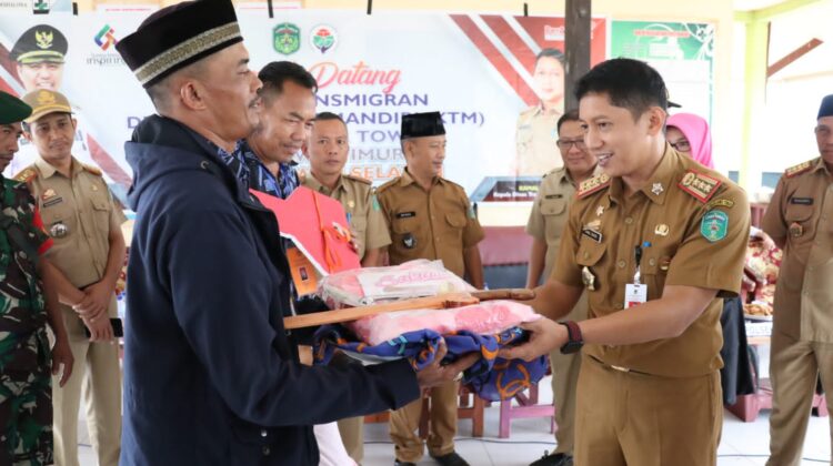 Pemkab Lutim Sambut 50 KK Warga Transmigran Penduduk Asal
