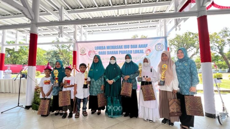 TP PKK Lutim Juara Kreatif pada Lomba Memasak Ibu dan Anak dari Pangan Lokal di Makassar