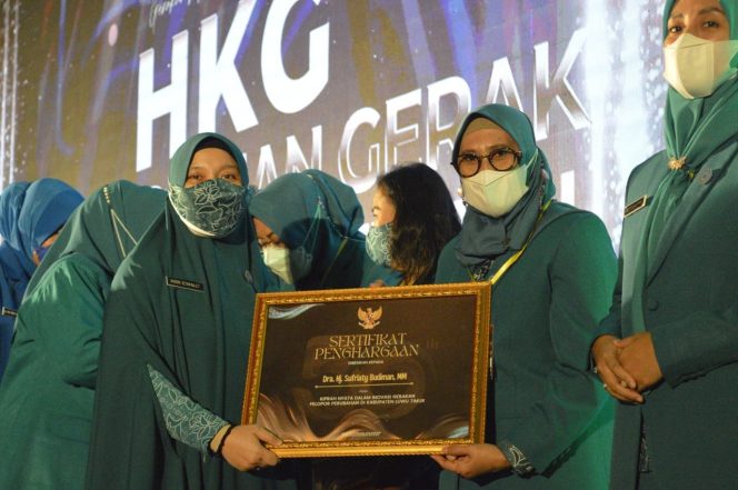 
					Sufriaty Budiman Terima Penghargaan pada HKG PKK ke-50 Tingkat Provinsi Sulsel