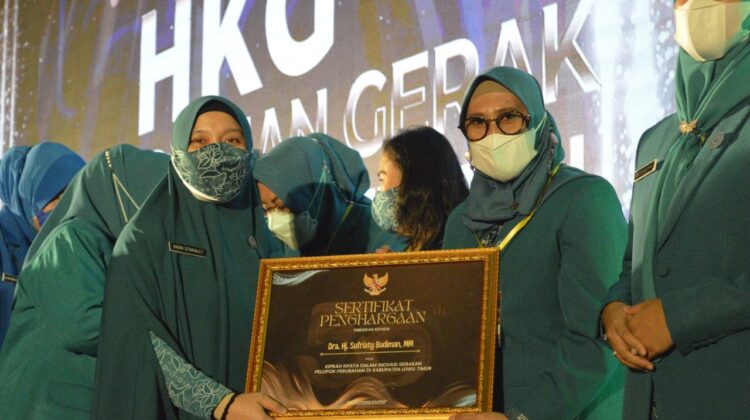 Sufriaty Budiman Terima Penghargaan pada HKG PKK ke-50 Tingkat Provinsi Sulsel