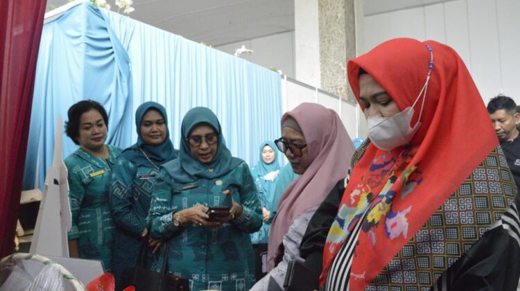 Ketua Desainer Olah Tenun Makassar Puji Motif Kain Tenun Taipa