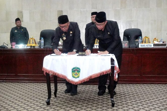 
					Bupati – Ketua DPRD Lutim Tandatangani Persetujuan Bersama Dengan DPRD Terhadap Ranperda PLP2B